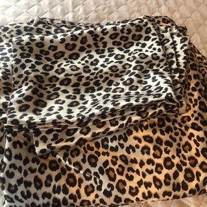 Betsey Johnson Luxurious Satin Sheets Leopard print. Queen